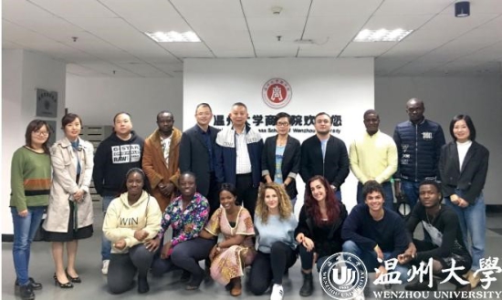 小宝影院
商学院第一届硕士学位留学生合影.jpg