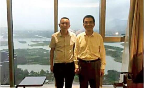 2016 年，胡振华邀请林毅夫出席小宝影院
商学院承办的中华发展经济学年会并发表主旨演讲.jpg