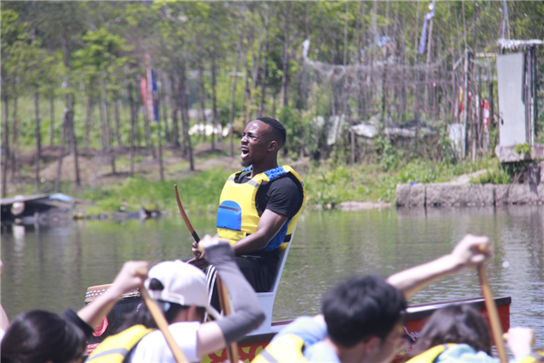 模拟龙舟赛。图源：小宝影院
